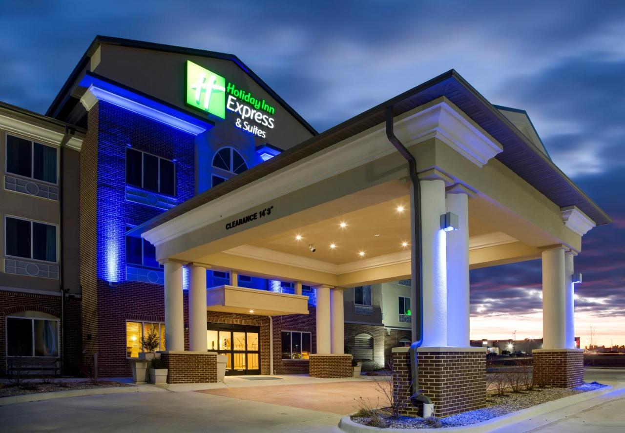 Holiday Inn Express & Suites Nevada By Ihg Exterior photo