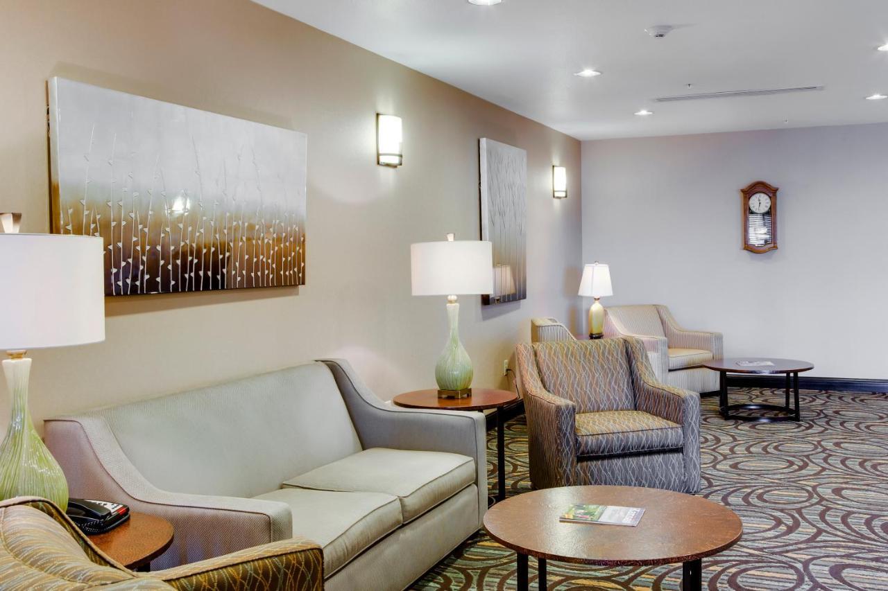 Holiday Inn Express & Suites Nevada By Ihg Exterior photo