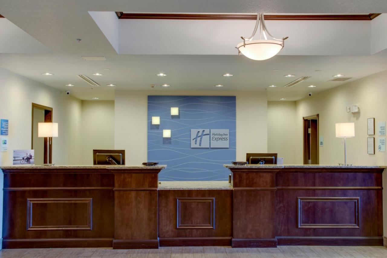 Holiday Inn Express & Suites Nevada By Ihg Exterior photo
