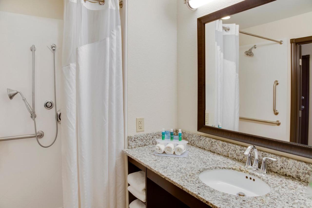 Holiday Inn Express & Suites Nevada By Ihg Room photo