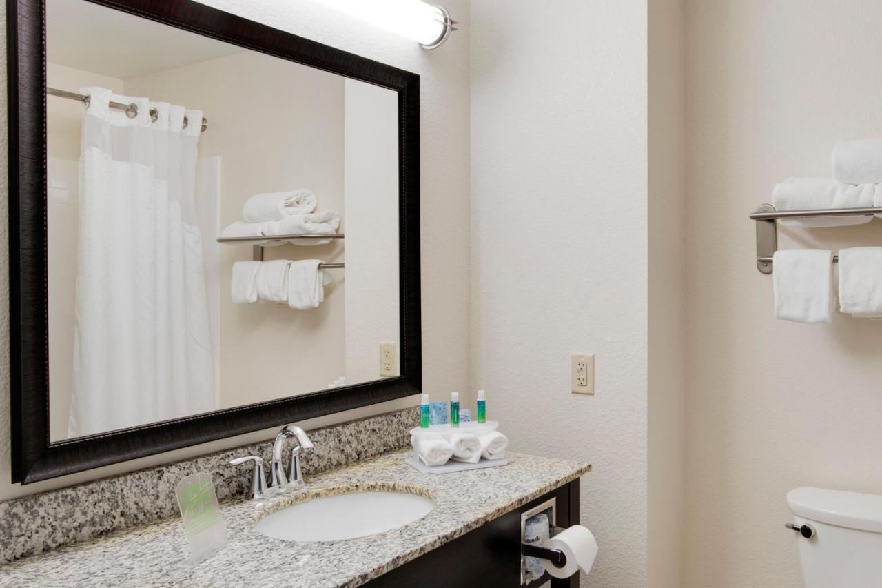 Holiday Inn Express & Suites Nevada By Ihg Room photo