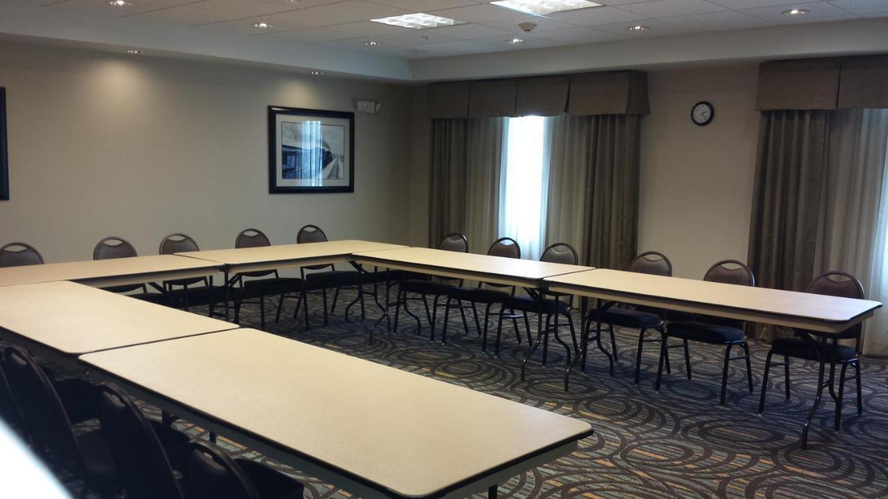 Holiday Inn Express & Suites Nevada By Ihg Exterior photo