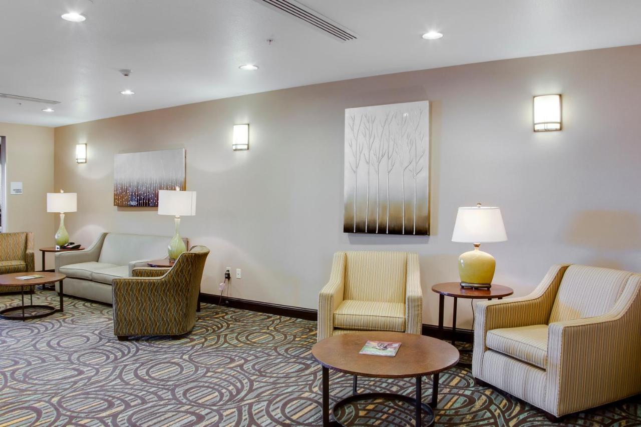Holiday Inn Express & Suites Nevada By Ihg Exterior photo
