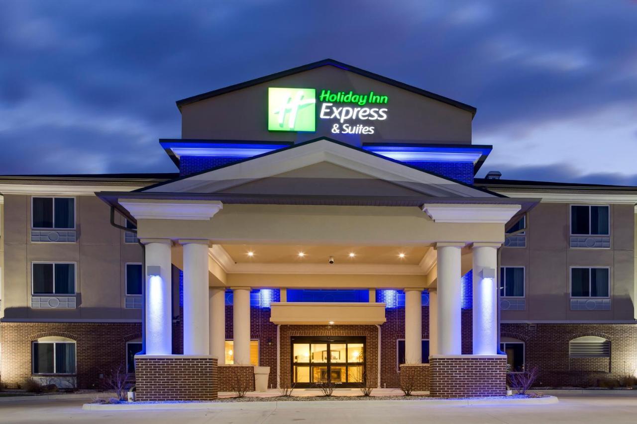 Holiday Inn Express & Suites Nevada By Ihg Exterior photo