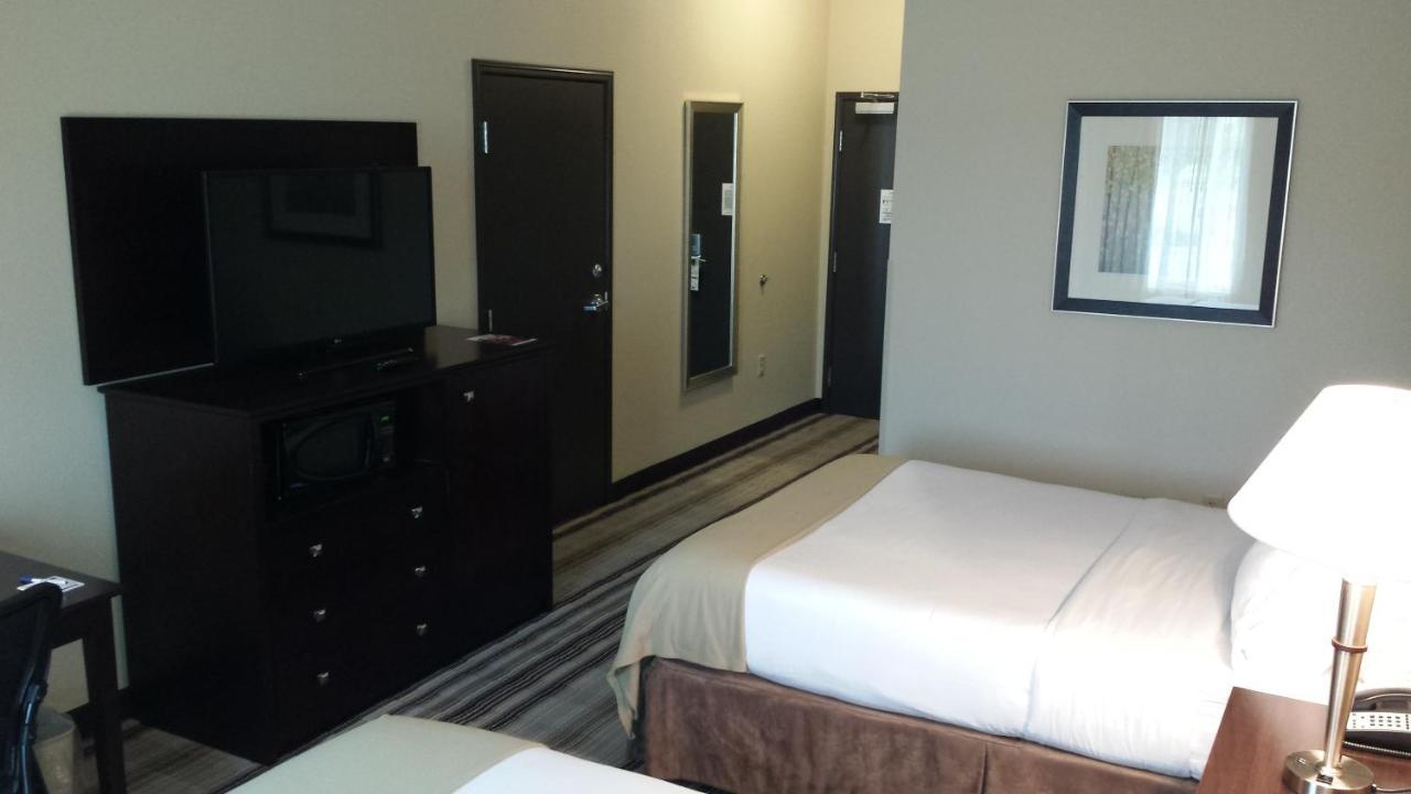 Holiday Inn Express & Suites Nevada By Ihg Exterior photo