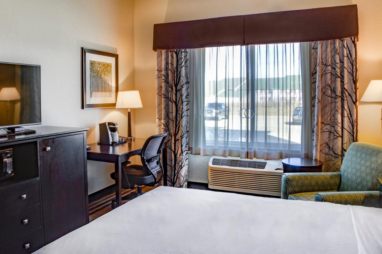 Holiday Inn Express & Suites Nevada By Ihg Exterior photo