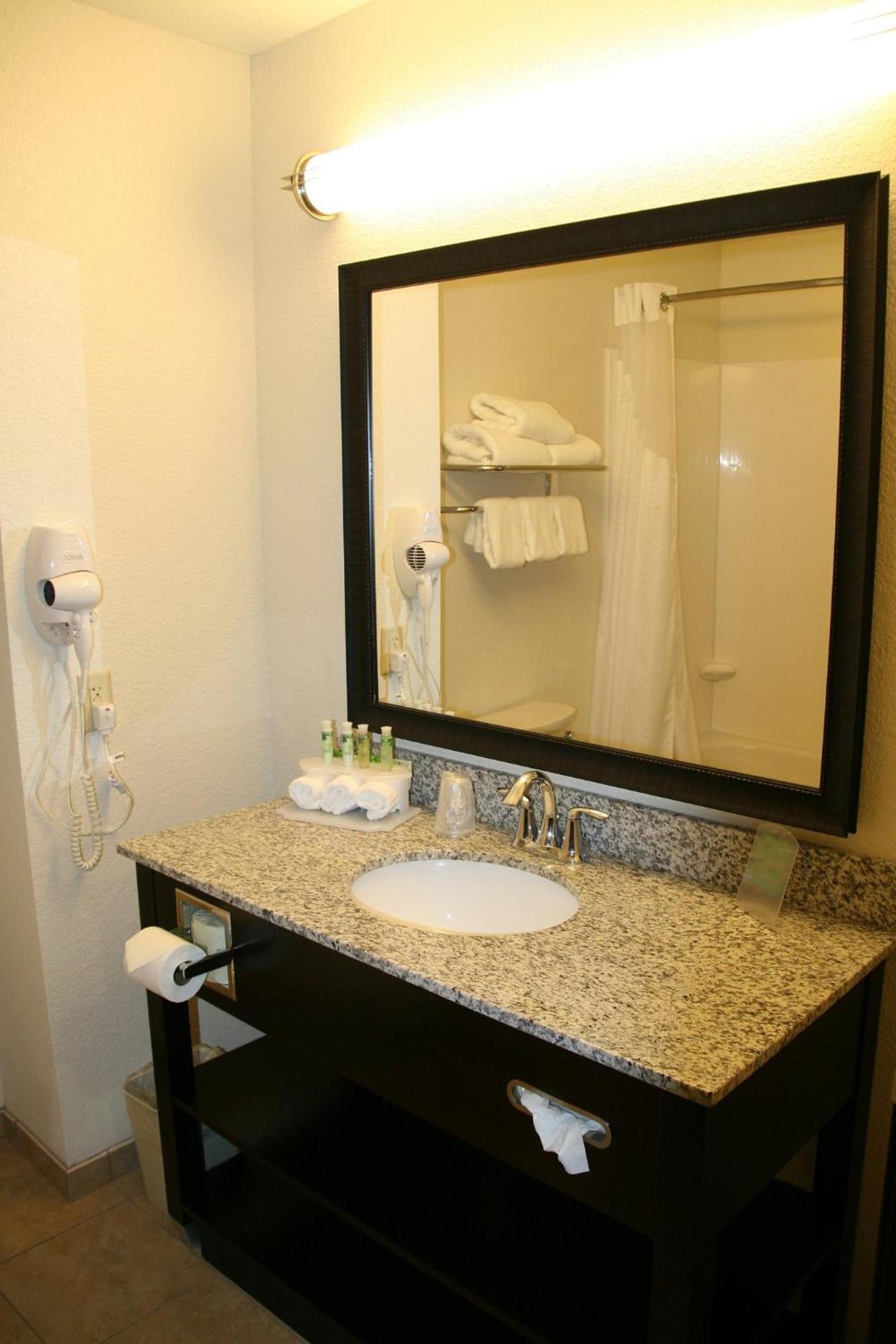 Holiday Inn Express & Suites Nevada By Ihg Exterior photo
