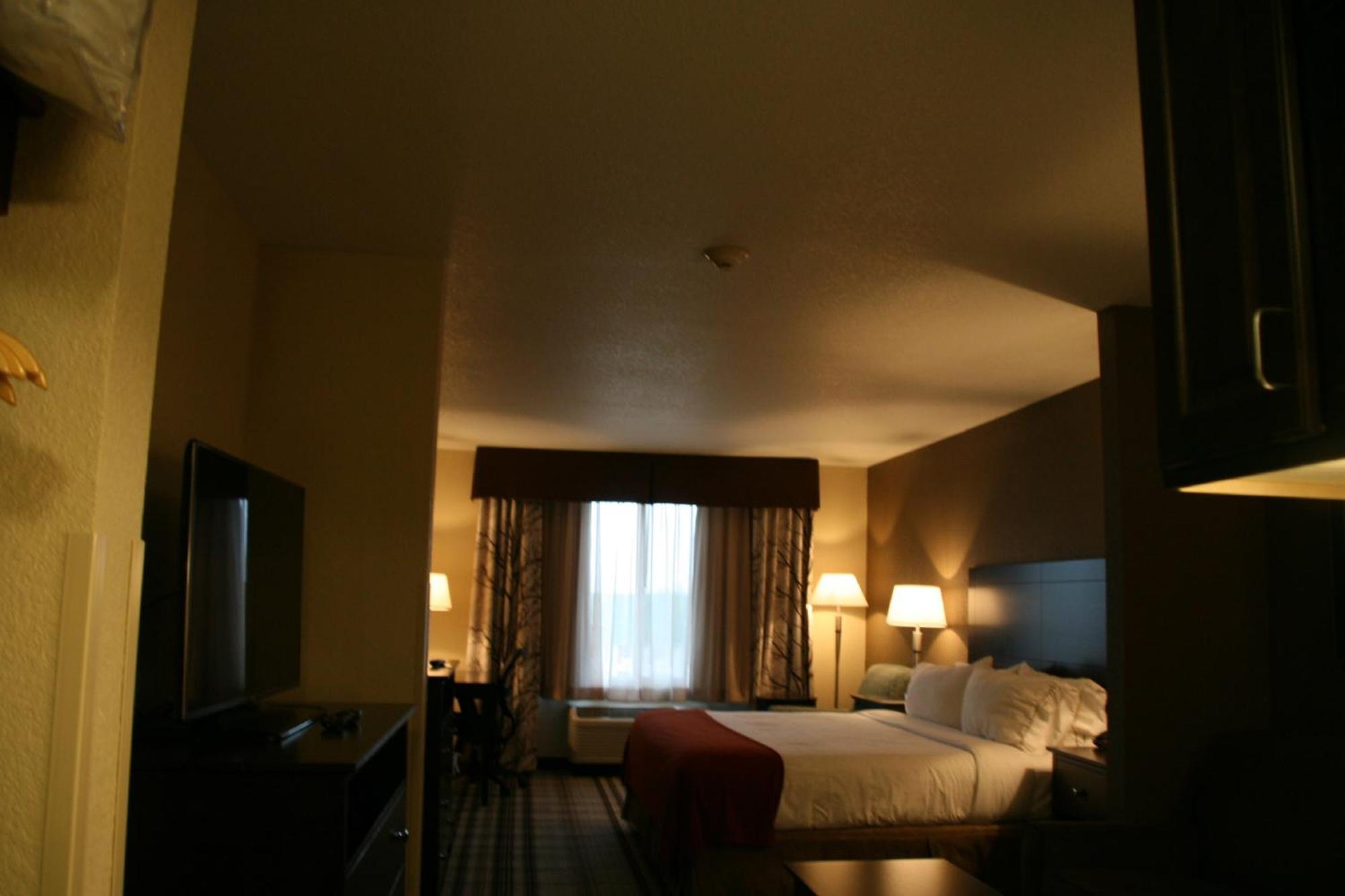 Holiday Inn Express & Suites Nevada By Ihg Exterior photo