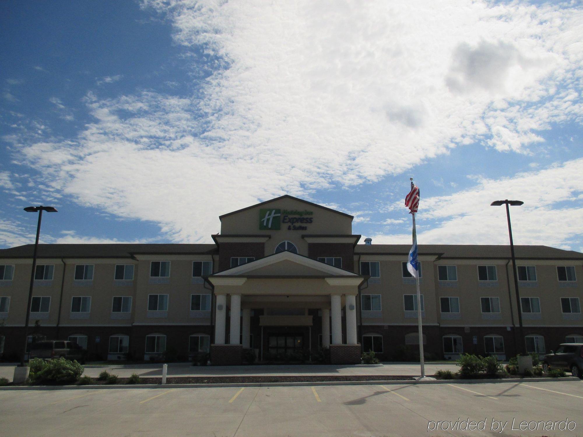 Holiday Inn Express & Suites Nevada By Ihg Exterior photo