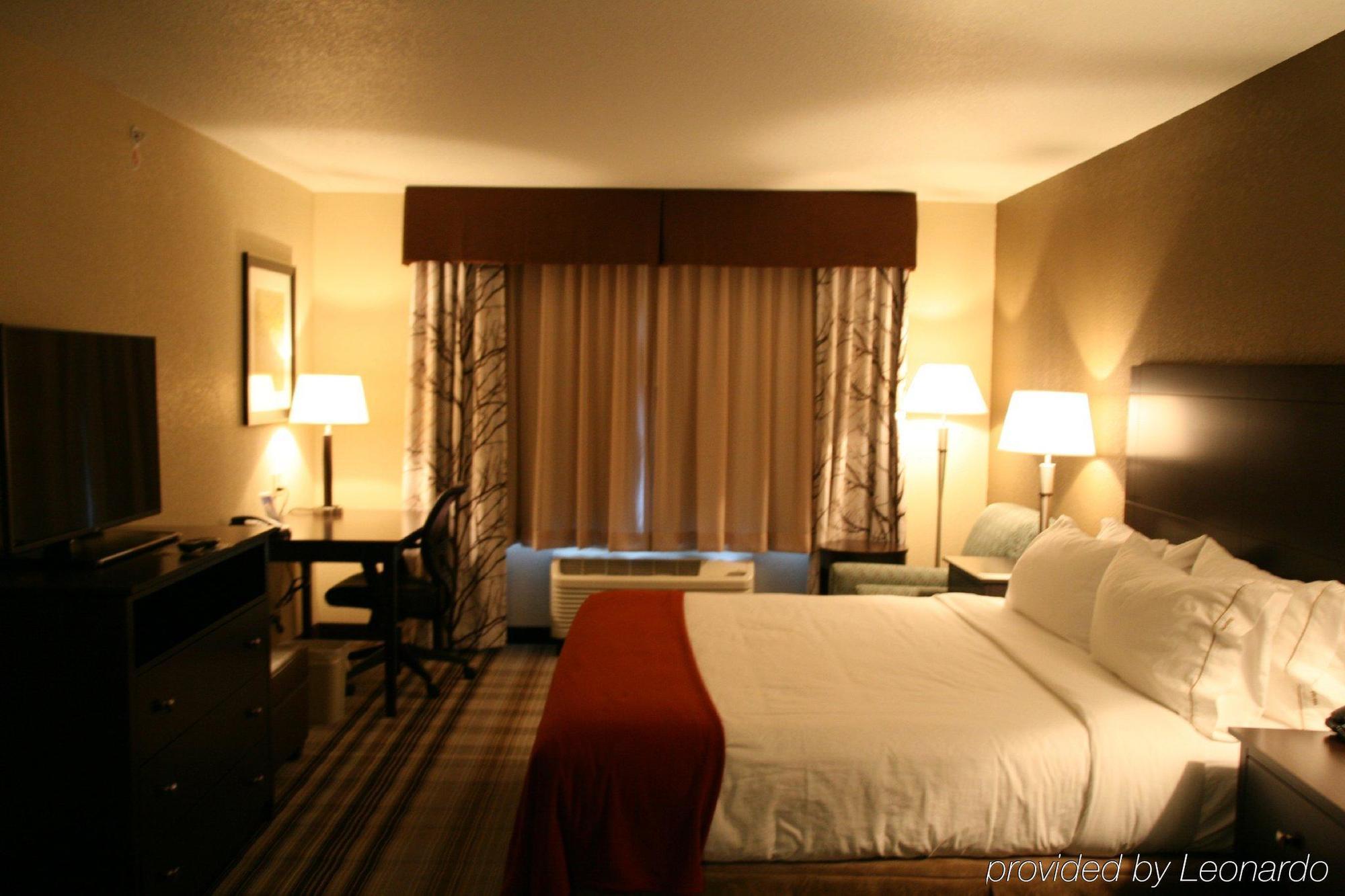 Holiday Inn Express & Suites Nevada By Ihg Exterior photo