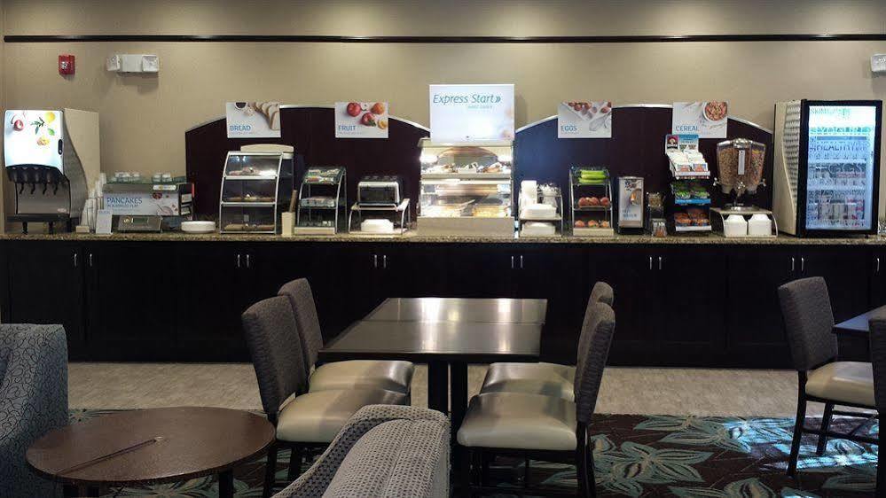 Holiday Inn Express & Suites Nevada By Ihg Exterior photo