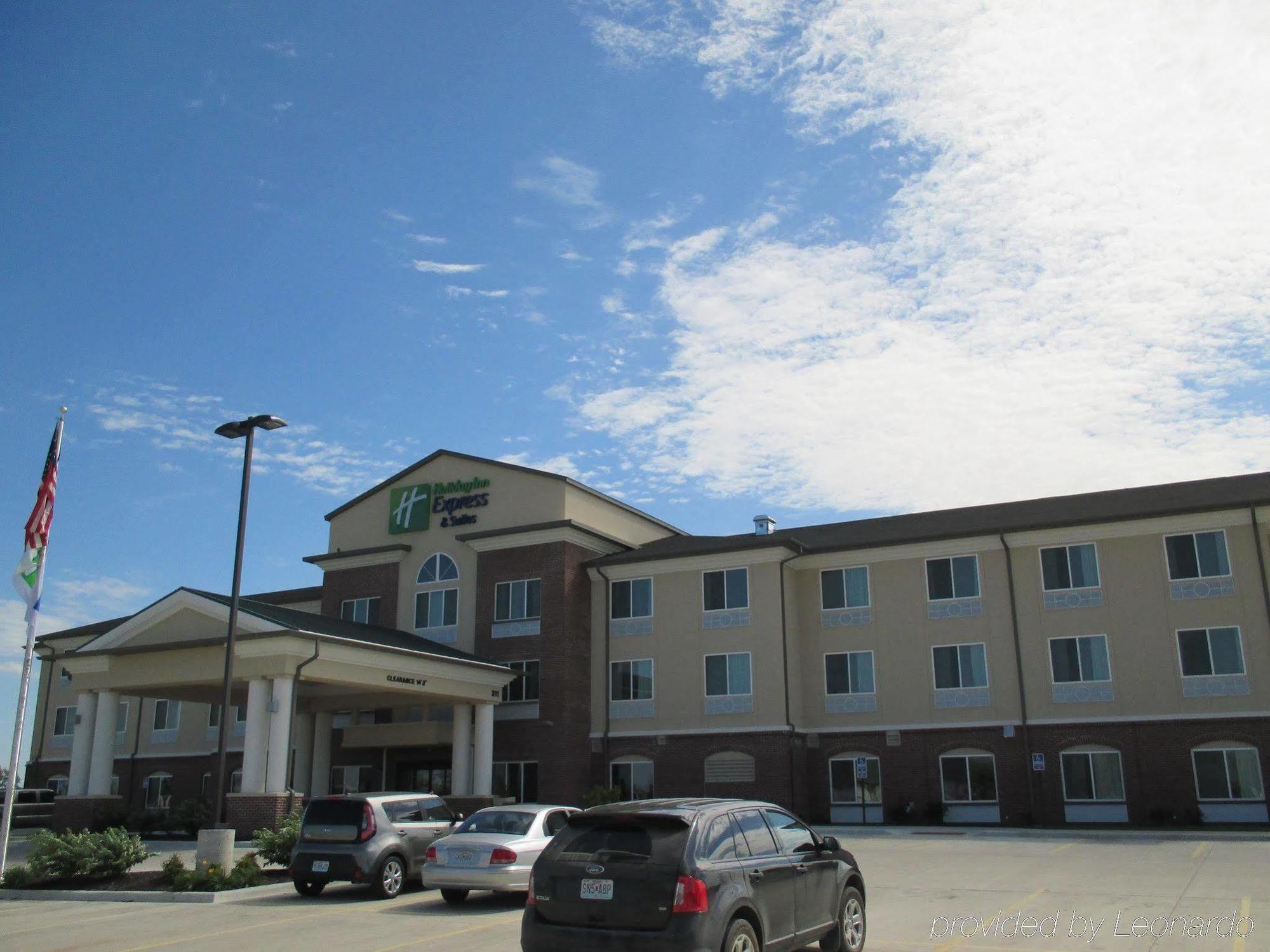 Holiday Inn Express & Suites Nevada By Ihg Exterior photo