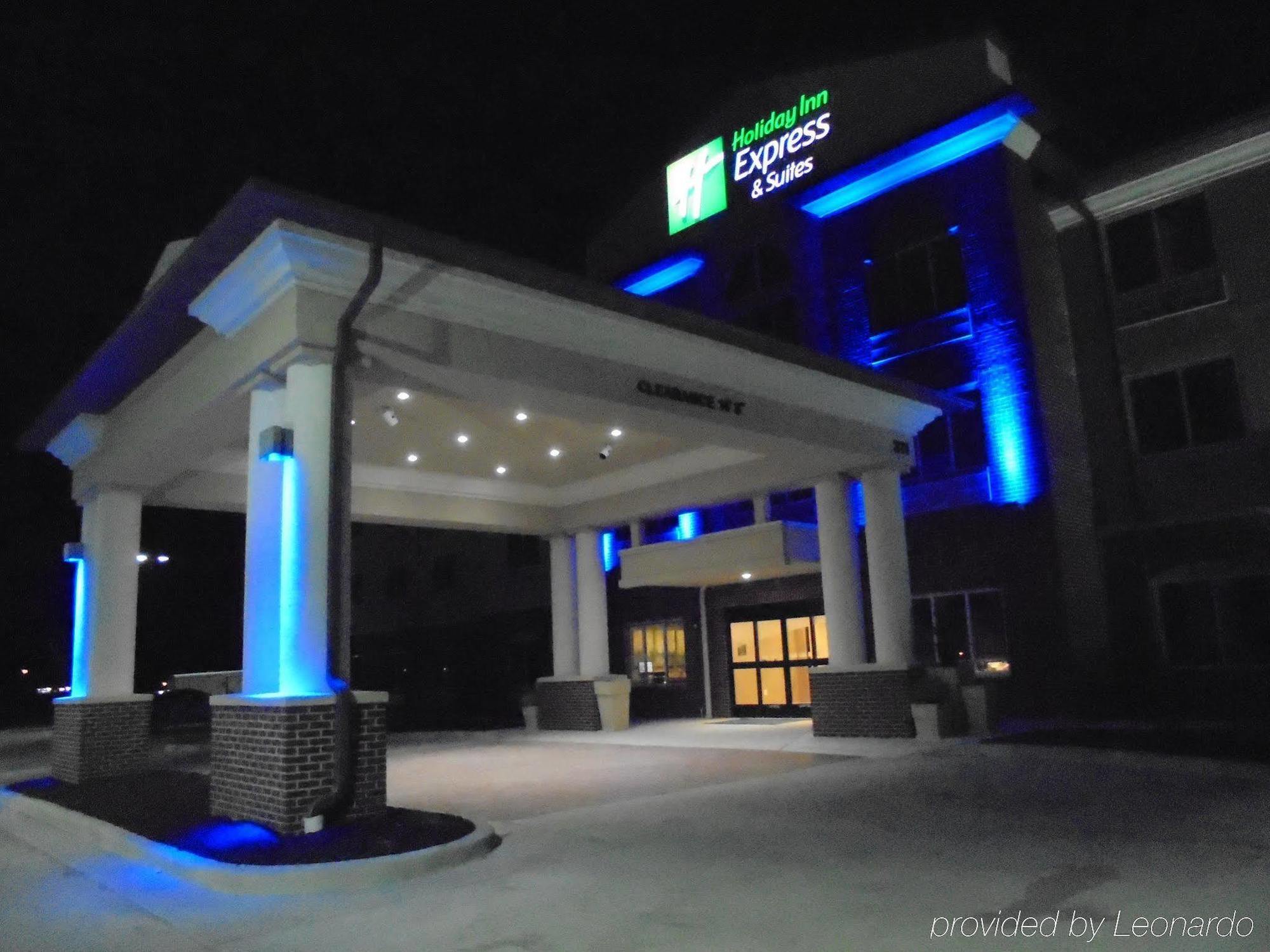 Holiday Inn Express & Suites Nevada By Ihg Exterior photo