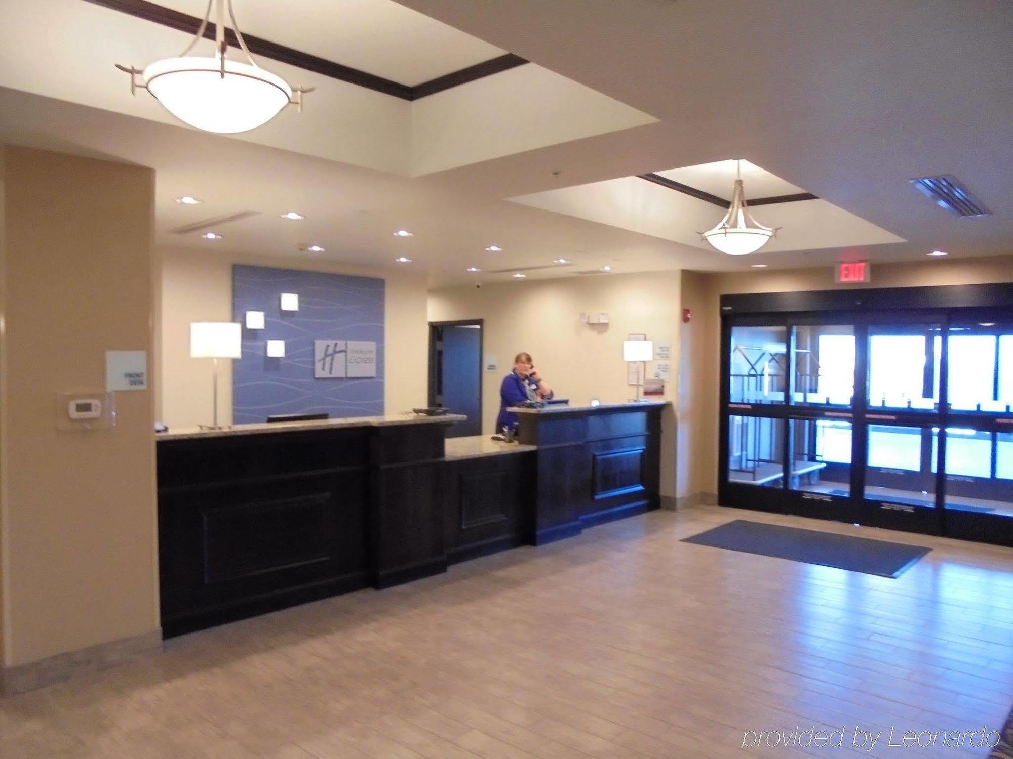 Holiday Inn Express & Suites Nevada By Ihg Exterior photo
