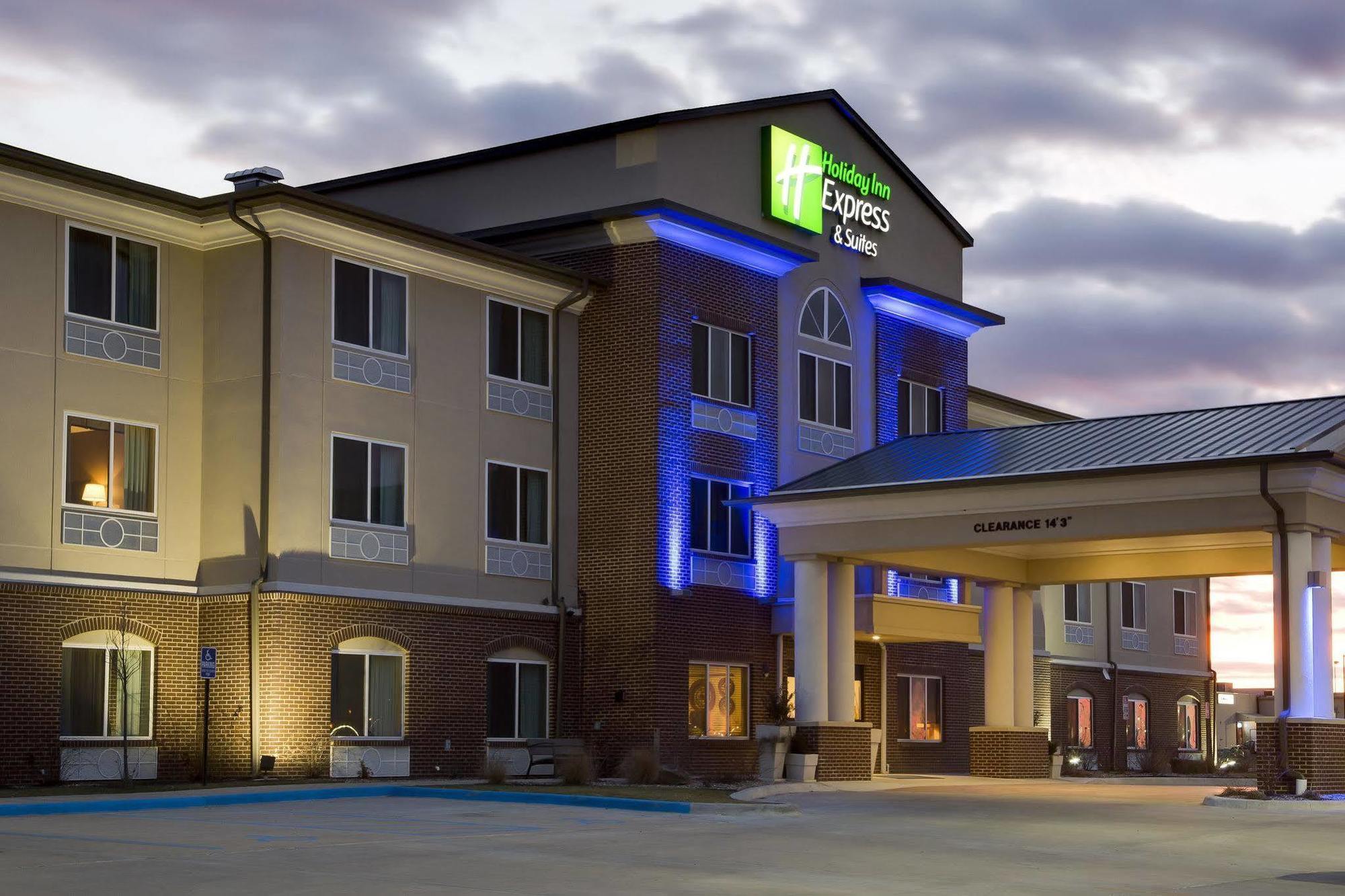 Holiday Inn Express & Suites Nevada By Ihg Exterior photo