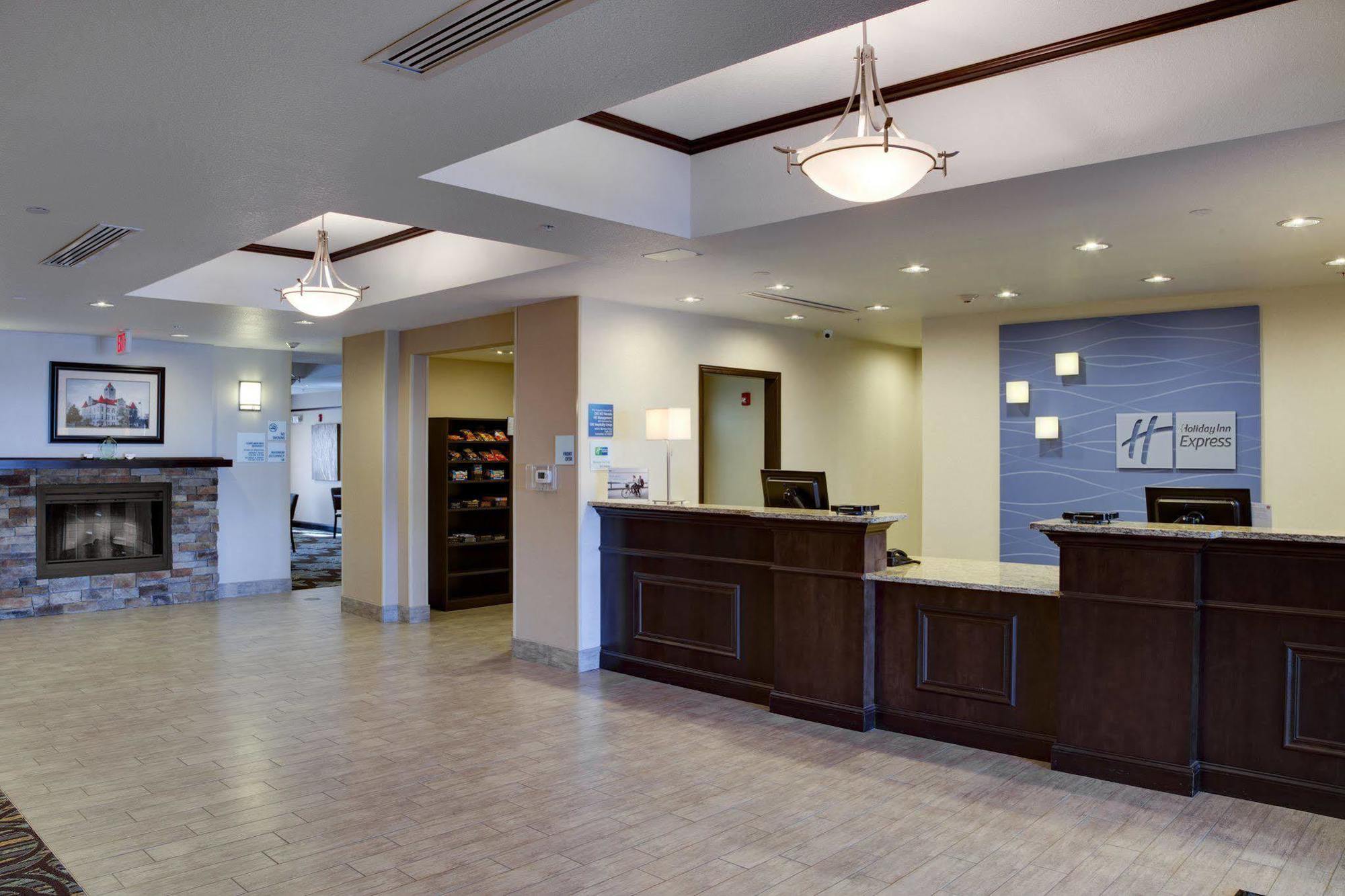 Holiday Inn Express & Suites Nevada By Ihg Exterior photo