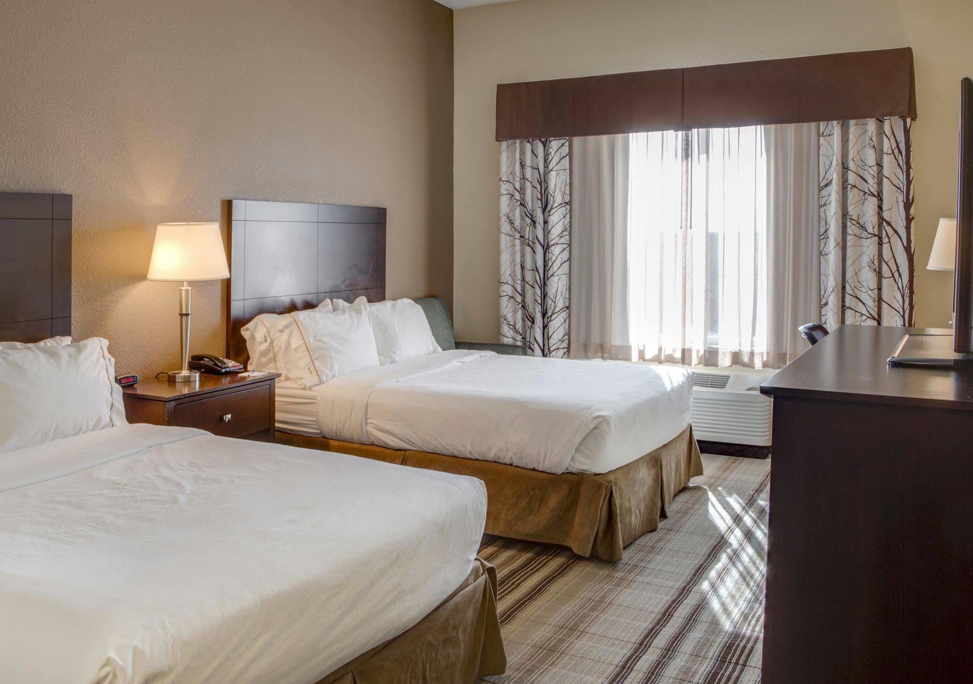 Holiday Inn Express & Suites Nevada By Ihg Exterior photo