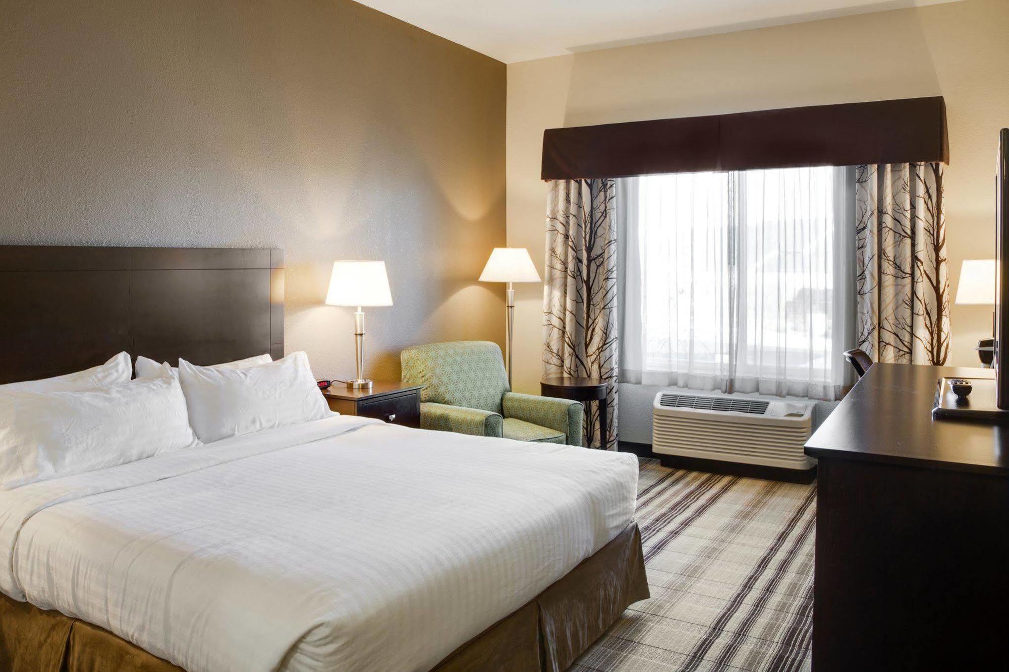 Holiday Inn Express & Suites Nevada By Ihg Exterior photo
