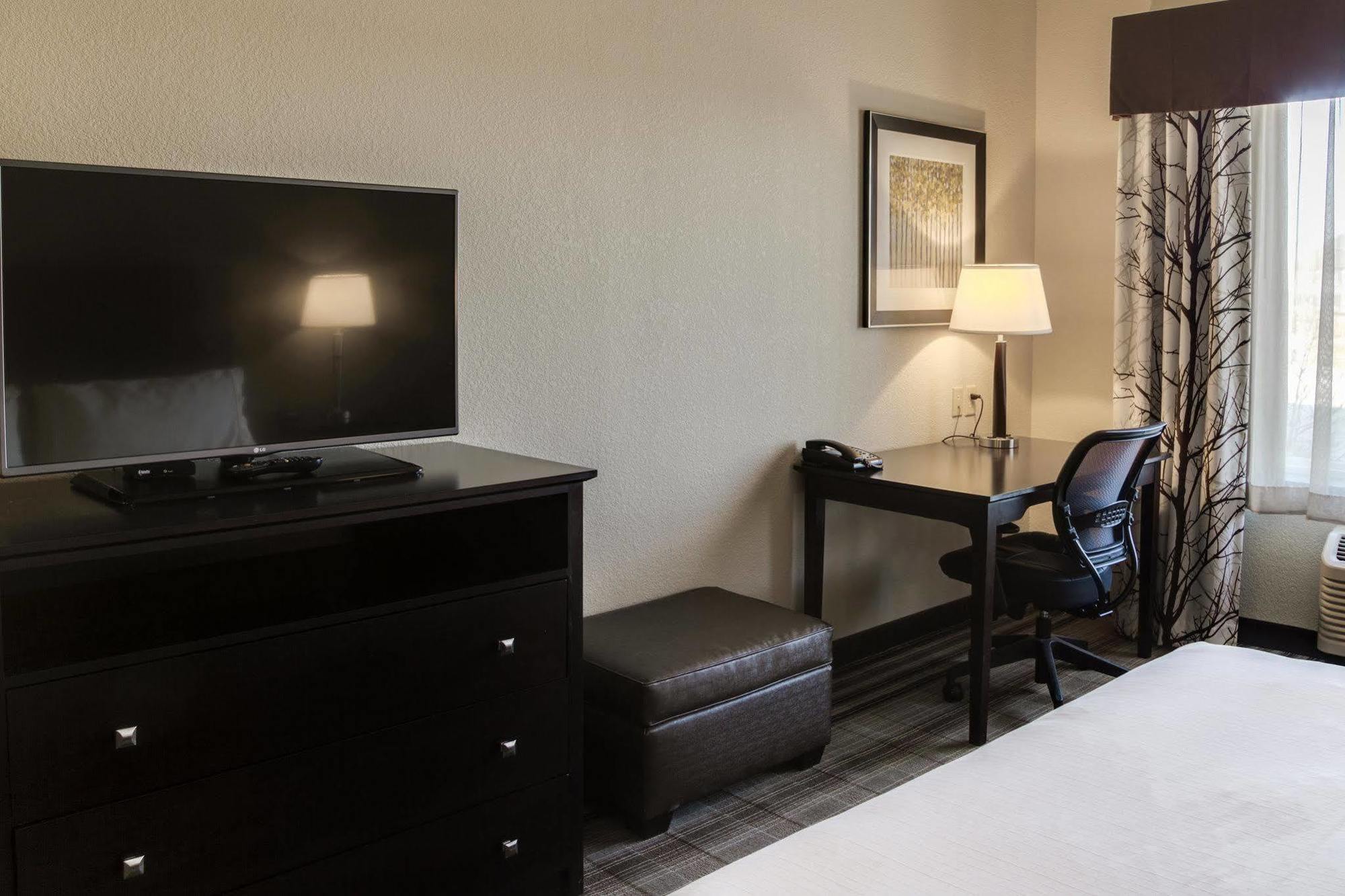 Holiday Inn Express & Suites Nevada By Ihg Exterior photo