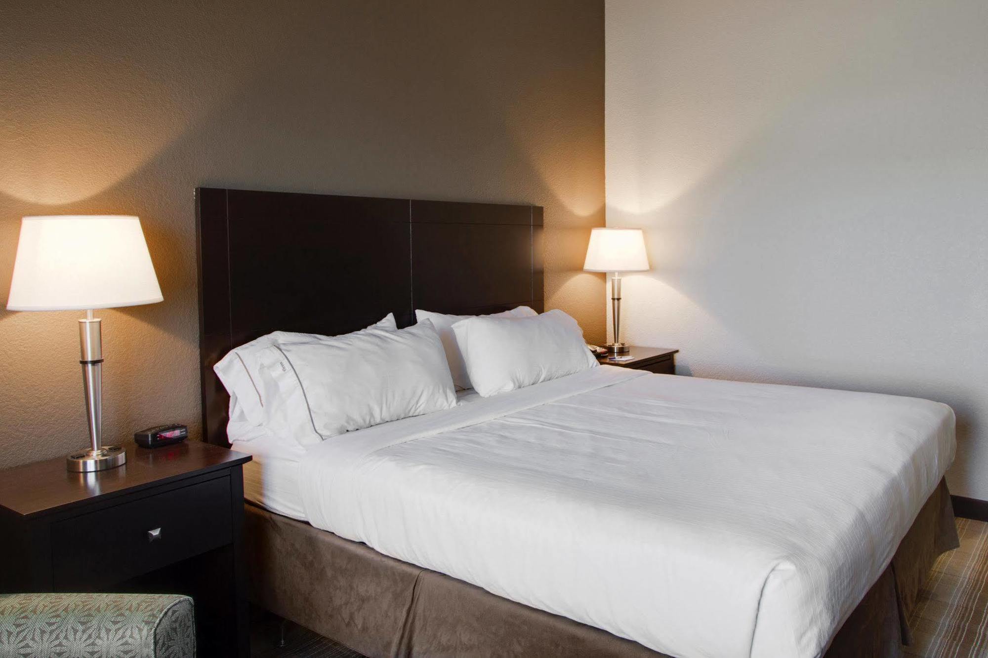 Holiday Inn Express & Suites Nevada By Ihg Exterior photo