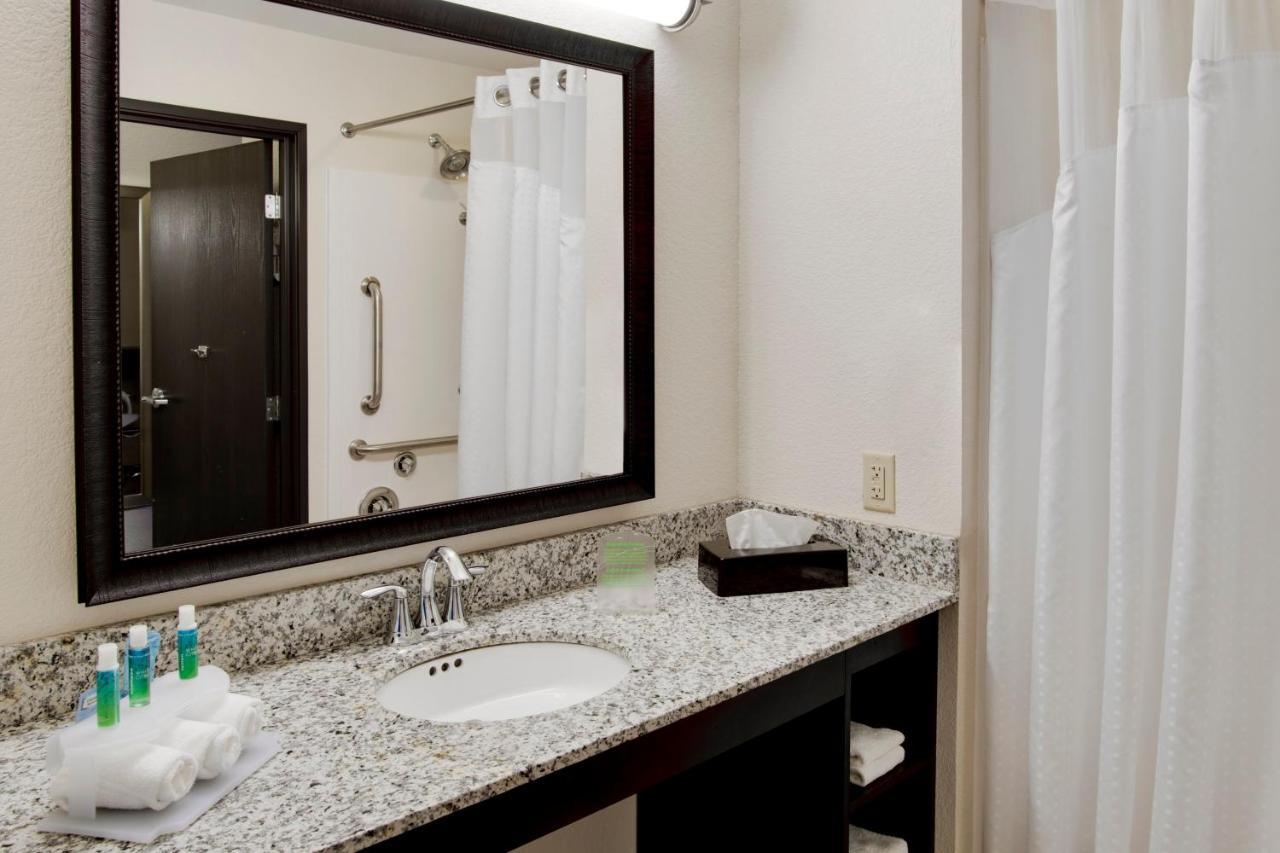 Holiday Inn Express & Suites Nevada By Ihg Exterior photo